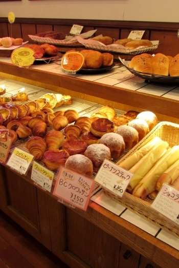 焼きたてのパンを種類豊富に並べています。「シェレンバウム 黒磯店」