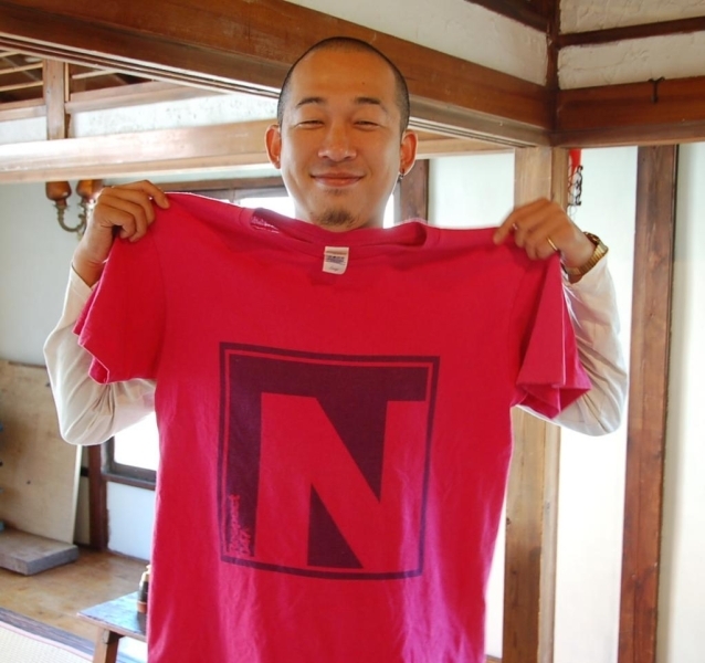 実はこんなに素敵な笑顔をお持ちの中村さん。<br>シャツのデザインも中村さんが手がけたもの。<br>