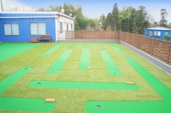 芝生をひいたパッティンググリーンコーナーを新設！「ジャパンゴルフスクール 」