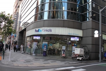 お店へのアクセスは、新宿通りのキンコーズ新宿御苑店横を目印にするとわかりやすいです
