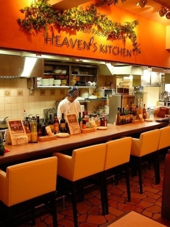 お一人様には嬉しいカウンター席もございます「HEAVEN'S KITCHEN （ヘブンズキッチン） ひがしのたまご店」