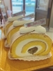 栗の渋皮煮入りの純米ろーるのカットです。「敬老の日の贈り物にロールケーキはいかがですか？」