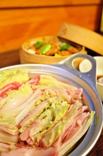 【豚バラ肉と白菜鍋】とやわらかモツの【ピリ辛蒸しモツ】「居食酒処 祇園」