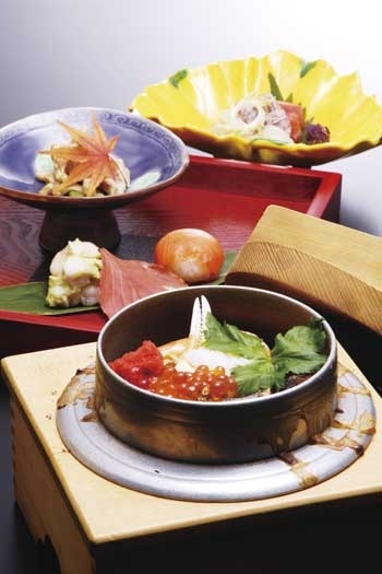 月ごとで替わる「今月のおすすめ」の釜めしもございます。「日本料理 釜めし 多ぬき」