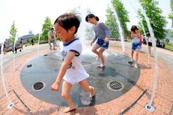 噴水広場で遊ぶ子どもたち「富岩運河環水公園」