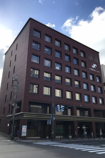 事務所は小樽経済センタービルの6階にあります。「弁護士法人 小樽法律事務所」