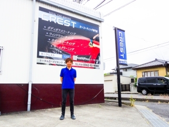 大きな通りに面して入りやすい建物です。「CREST」