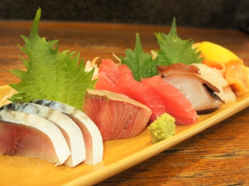 人気の刺身盛り合わせ6種、旬の美味しいお魚をご提供☆「肴亭杉家」