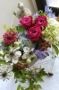 シックな器に旬の草花やグリーンを使ったアレンジメント「calm fleur」