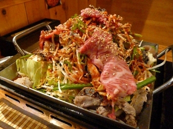国産黒毛和牛Ａ５番のお肉使用の、韓国式肉鍋「焼肉・ホルモン ちんぐ」