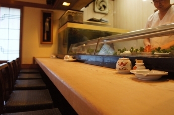 白木のカウンターは寿司屋時代から引き継いだものです。「旬海酒豚 海老重」