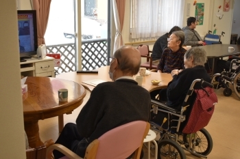 広間でテレビを見て楽しい時間を過ごしています「小規模多機能 菜の花」