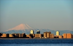 「「朝日を浴びる新浦安と富士山」」
