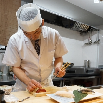 素早く丁寧な職人技が見られるのはカウンターに座る醍醐味！「寿司・割烹 空海」