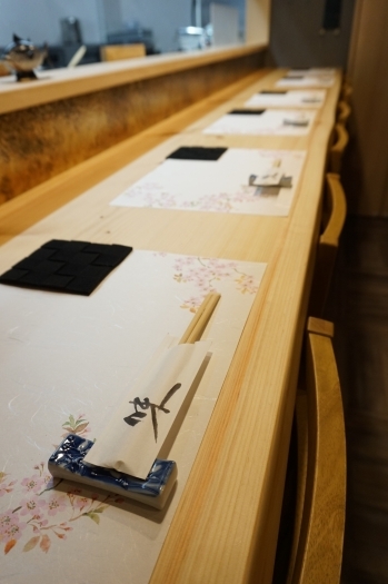 カウンター8席　テーブル2　座敷4
貸切は10名～「寿司・割烹 空海」