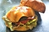 幼少期をカナダで過ごした店主　グルメバーガー通も唸る本格派の味「Shin's BURGER」