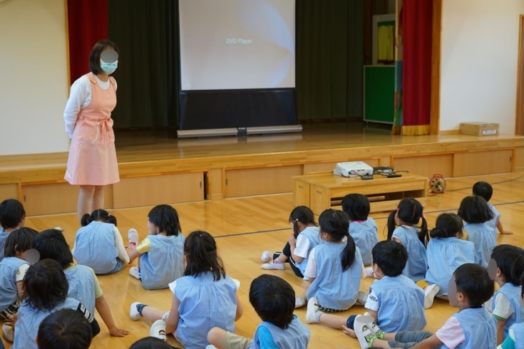 「今日は遊戯室で防犯教室　５月の子育て支援事業はすべて中止。」