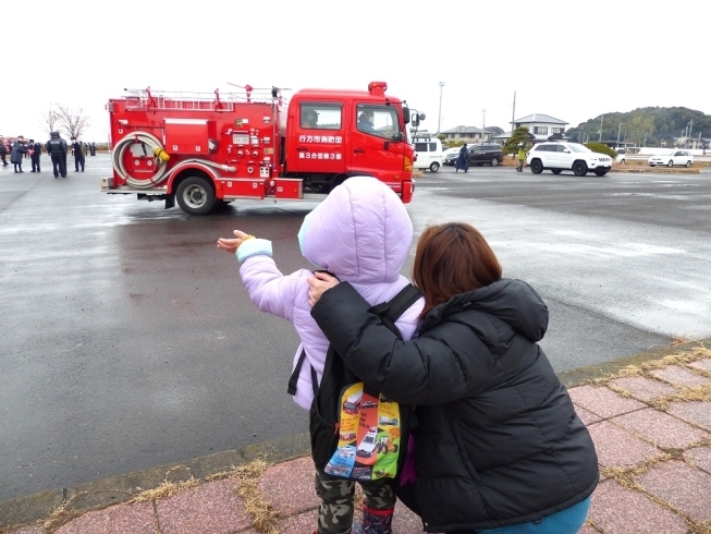 消防車両全部に手を振って♪　寒さも吹き飛びました「行方市消防出初式開催！　3年ぶりに天王崎公園にて、一斉放水が実施されました。」