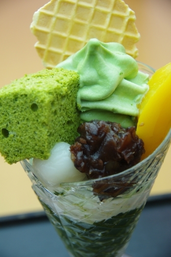 ソフトクリームやシフォンケーキののった『抹茶パフェ』「日本茶・喫茶・スイーツ販売 多田製茶」