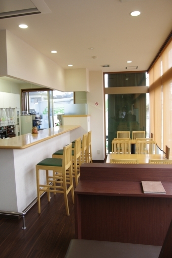 喫茶コーナーは、カウンター4席とテーブル8席がございます。「日本茶・喫茶・スイーツ販売 多田製茶」
