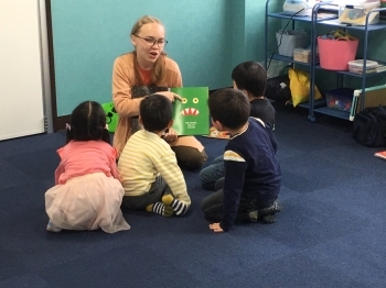 外国人講師による大迫力の読み聞かせに子どもたちも大興奮！「マイ英語スクール」