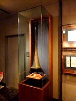 高さが140cmもある銀鯰尾形兜「富山市郷土博物館」