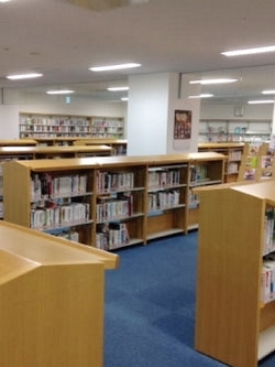 「富山市立とやま駅南図書館・こども図書館」おもちゃ箱をひっくり返したような空間を親子で楽しもう！