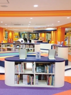 明るいカラーリングの楽しいこども図書館「富山市立とやま駅南図書館・こども図書館」