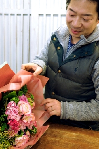 花を受け取ったお客様の、笑顔を見る瞬間が何より幸せです。「みつい生花店」
