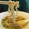 自家製の平打ちちぢれ麺　「自家製麺　一乃瀬」