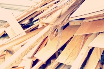 産業廃棄物として出る材木片の回収承っております。「丸善エコアース 有限会社」