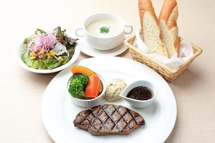 黒毛和牛のステーキも大変おいしいですよ。「洋食屋 AKIRA」