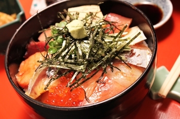 季節の魚を中心とした海鮮丼。
県外のお客様に人気です。「海風亭」