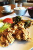 元気アゲアゲ唐揚げ　手作り惣菜・ご飯・味噌汁・飲み物付　990円「世界のトモソダチcafe COZY」
