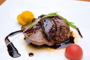 牛フィレ肉とフォアグラのステーキ
リーズナブルにフォアグラが！「felice DINING（フェリーチェ ダイニング）」