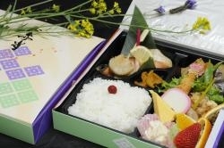 オシャレな箱に入った行楽弁当
ちょっと上品なお弁当と大好評！「仕出し弁当のマルハマ」