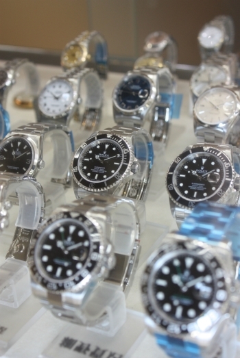 常時200本以上の時計が並んでおります「細野質店」