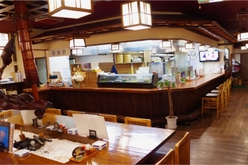 「炉端席」少人数やはじめてのご来店の方に適しています。「居酒屋 魚炉」