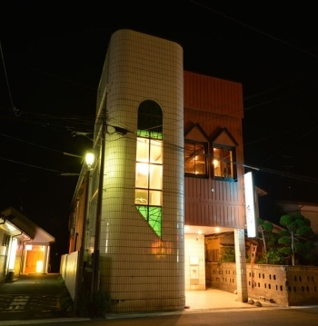 店舗の外観です。右手の階段からお上がり下さい。「居酒屋 魚炉」