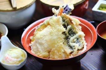 天ぷら定食だけでなく、天ぷら丼も！「揚げたて天ぷら ころも」
