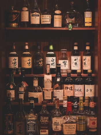 日本製のジンや、各国のワイン、ウイスキーもお楽しみください「DINING BAR TALAHT（タラート）」