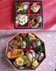「お弁当・お惣菜大賞2018」入選！
上：【小さな花畑弁当】「Kマート」