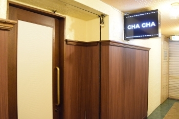 5番館ビル地下1階にある、落ち着いた雰囲気のお店「CHA CHA」