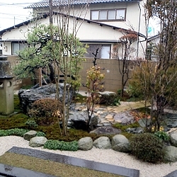 現代住宅の外観の合わせた和風庭園「松井造園デザイン」