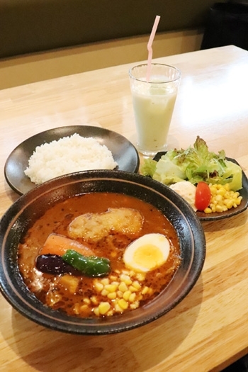 やわらかチキンのスープカレー　ランチセット
写真はトマトベース「SoupCurry 笑くぼ」