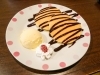 チョコがかかったホットケーキ！　バニラアイスとも相性バッチリ！「カラオケフェスタ海南」