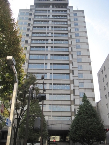 川崎市役所第3庁舎。<br>本庁舎の道路を挟んで向かい側にあります。