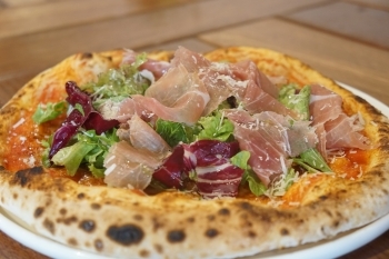耳まで美味しい、もっちもちのピザ
生ハムと野菜がたっぷり♪
「PIZZA DINING Richwaru」