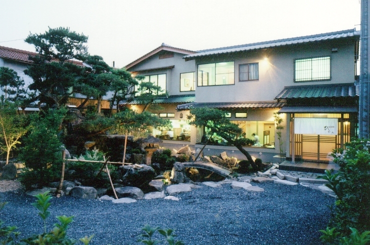 「味の四季庭ひらた」純日本風の庭園を眺め、旬の料理をお召しあがりください。