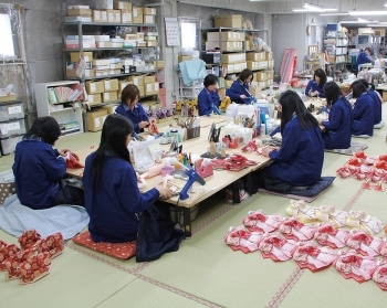 自社製作工房は1987年に「埼玉県伝統工芸モデル工場」に認定「株式会社マル武人形」